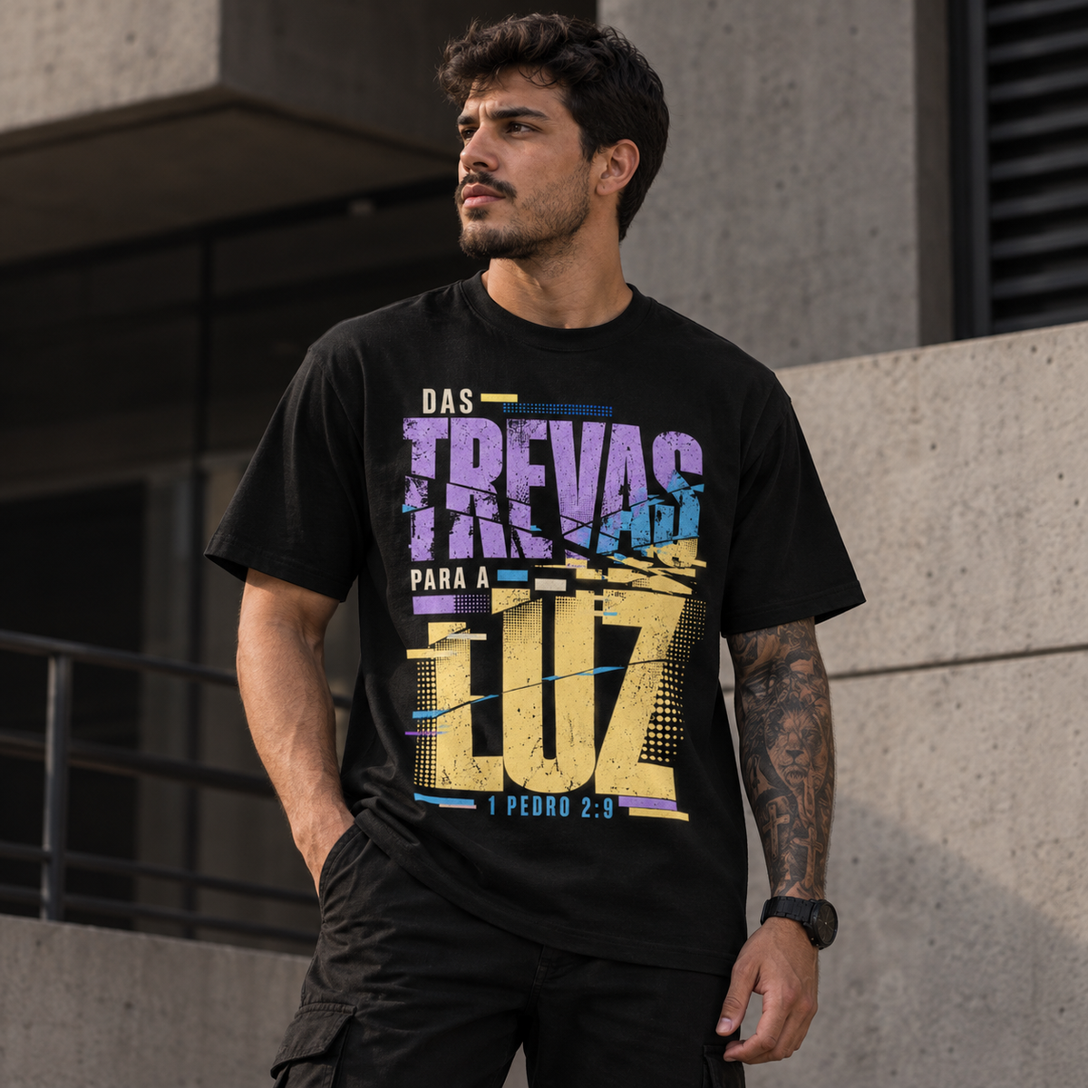 Camiseta Regular Das Trevas para a Luz — 1 Pedro 2:9 — Regular Essential unissex, visual 3 de 4