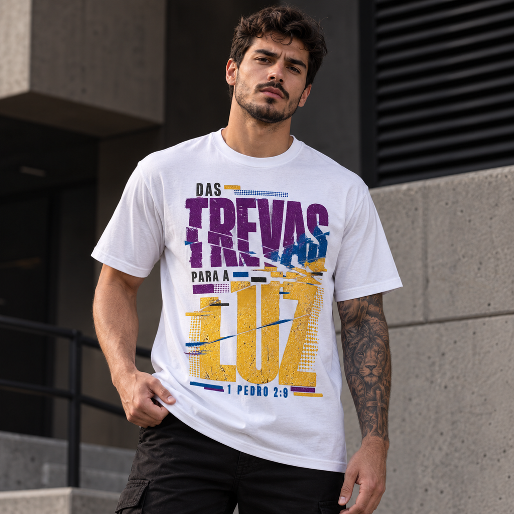 Camiseta Regular Das Trevas para a Luz — 1 Pedro 2:9 — Regular Essential unissex, visual 1 de 4