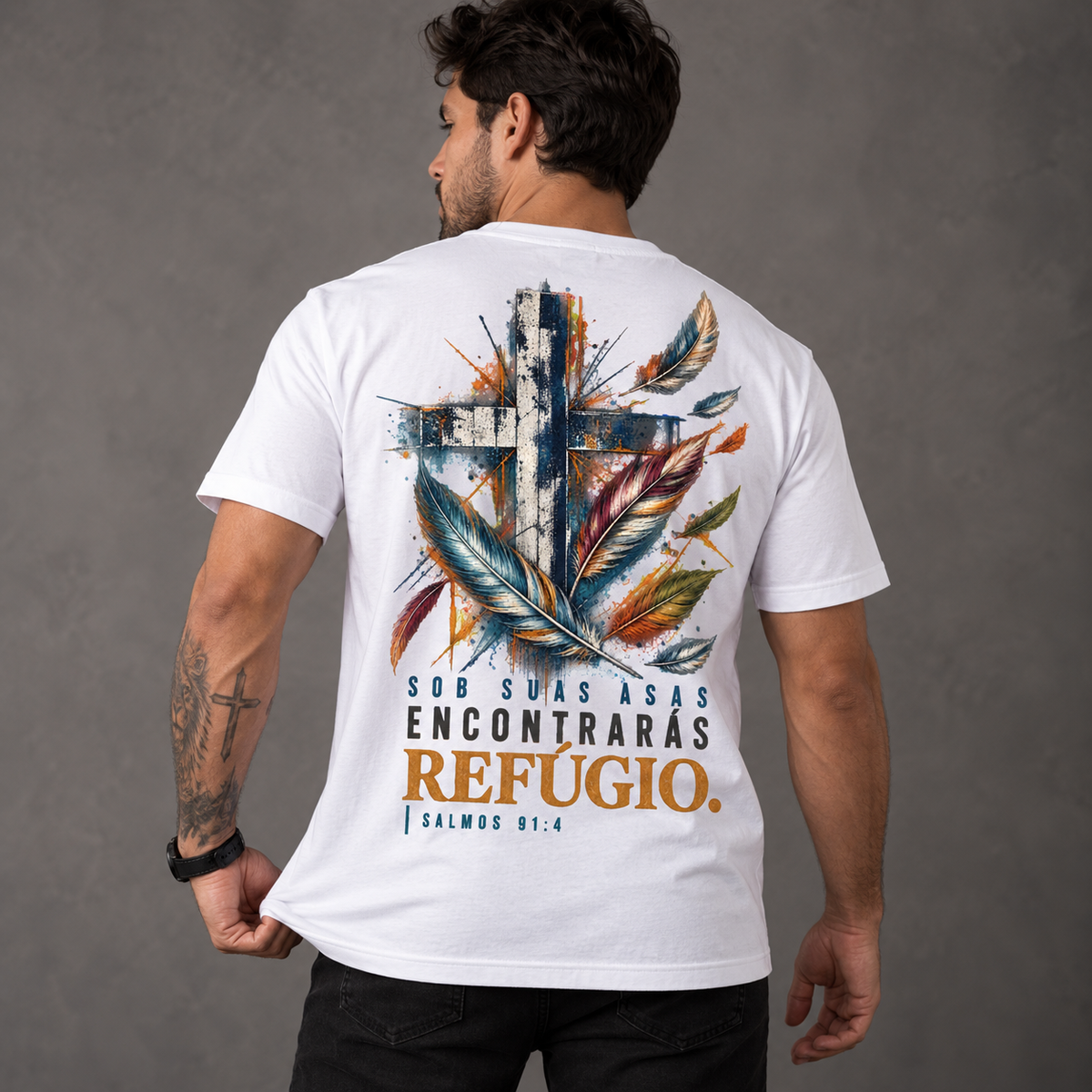 Camiseta Regular Sob Suas Asas — Salmos 91:4 — Regular Essential unissex, visual 3 de 5