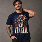 Camiseta Regular O Leão Venceu — Apocalipse 5:5 — Regular Essential unissex, visual 2 de 4