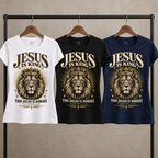 Baby Look cristã Jesus Is King com leão e coroa — Filipenses 2:10