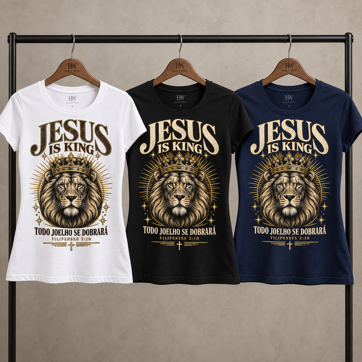 Baby Look cristã Jesus Is King com leão e coroa — Filipenses 2:10