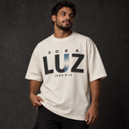 Camiseta Oversized Sob a Luz — João 8:12 — Oversized Cotton unissex, visual 2 de 3