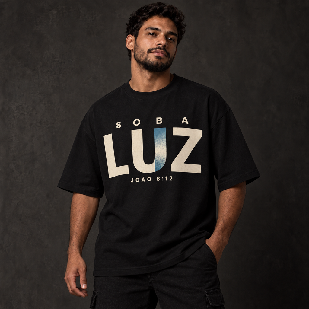Camiseta Oversized Sob a Luz — João 8:12 — Oversized Cotton unissex, visual 1 de 3