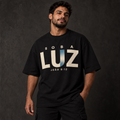 Camiseta Oversized Sob a Luz — João 8:12 — Oversized Cotton unissex, visual 1 de 3