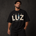 Camiseta Oversized Sob a Luz — João 8:12 — Oversized Cotton unissex, visual 1 de 3