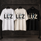 Camiseta Oversized Sob a Luz — João 8:12 — Oversized Cotton unissex, visual 3 de 3