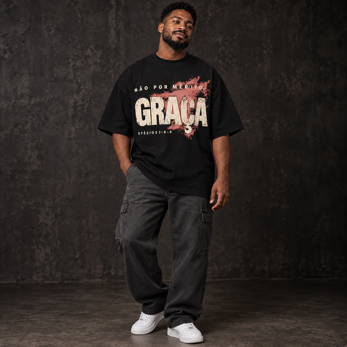 Camiseta Oversized Não por Mérito — Efésios 2:8–9 — Oversized Cotton unissex, visual 2 de 3