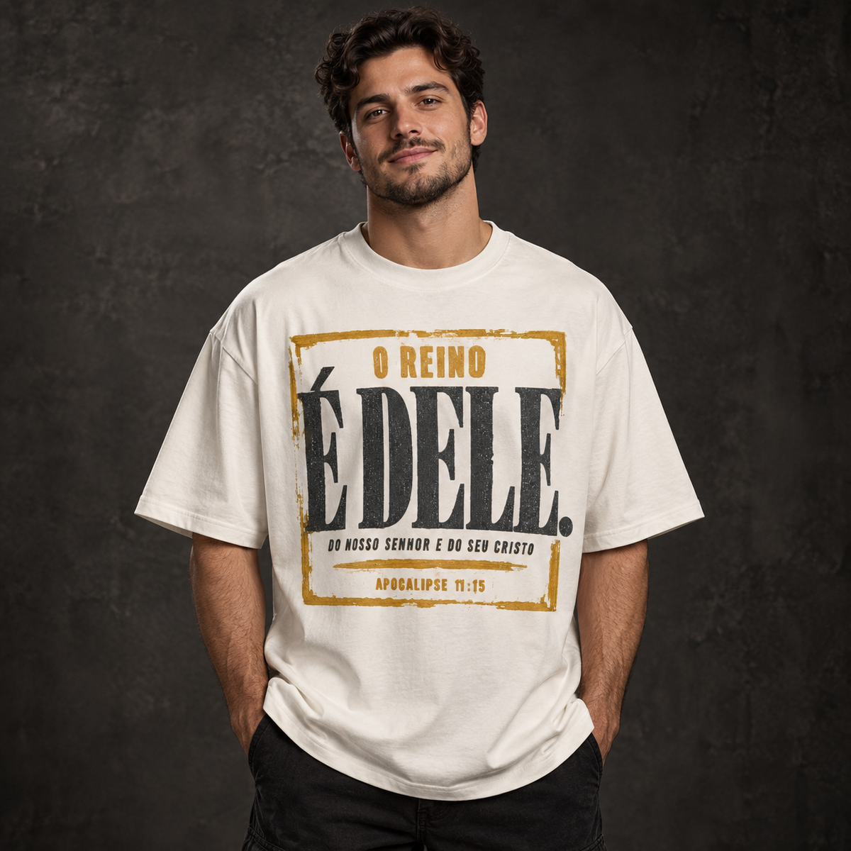 Camiseta Oversized O Reino É Dele — Apocalipse 11:15 — Oversized Cotton unissex, visual 2 de 3