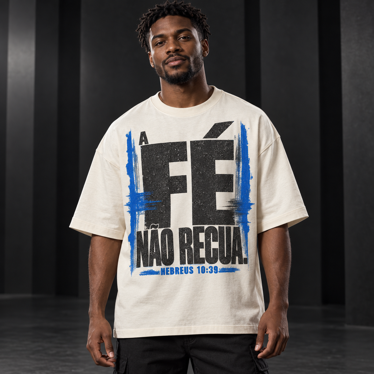 Camiseta Oversized A Fé Não Recua — Hebreus 10:39 — Oversized Cotton unissex, visual 2 de 3