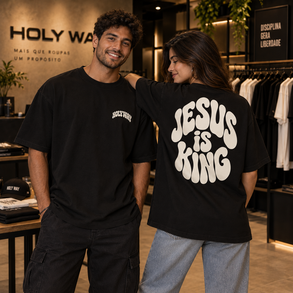 Camiseta Oversized Jesus Is King — Filipenses 2:10–11