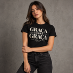 Baby Look Graça sobre Graça — João 1:16 — Baby Look Classic feminina, visual 2 de 3