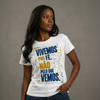Baby Look Vivemos por Fé — 2 Coríntios 5:7 — Baby Look Classic feminina, visual 1 de 3